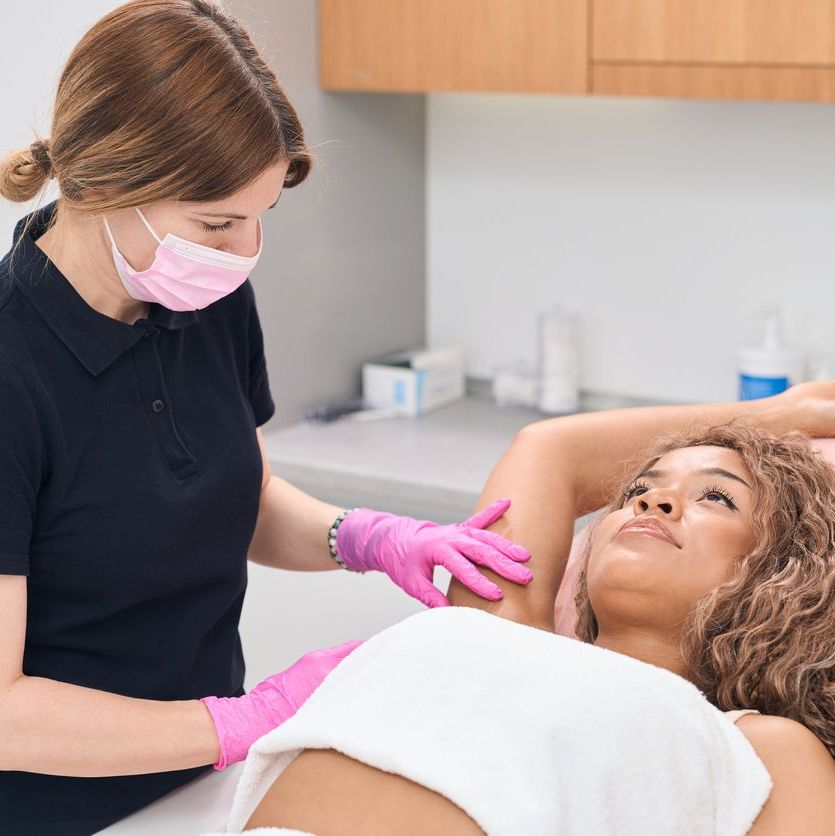 woman talking to a dermatologist about armpit rash woman talking to a dermatologist about armpit rash